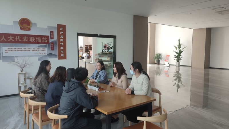 在选择线上会议策划团队时，首先要关注团队的资质。以下是一些重要的信任锚点：